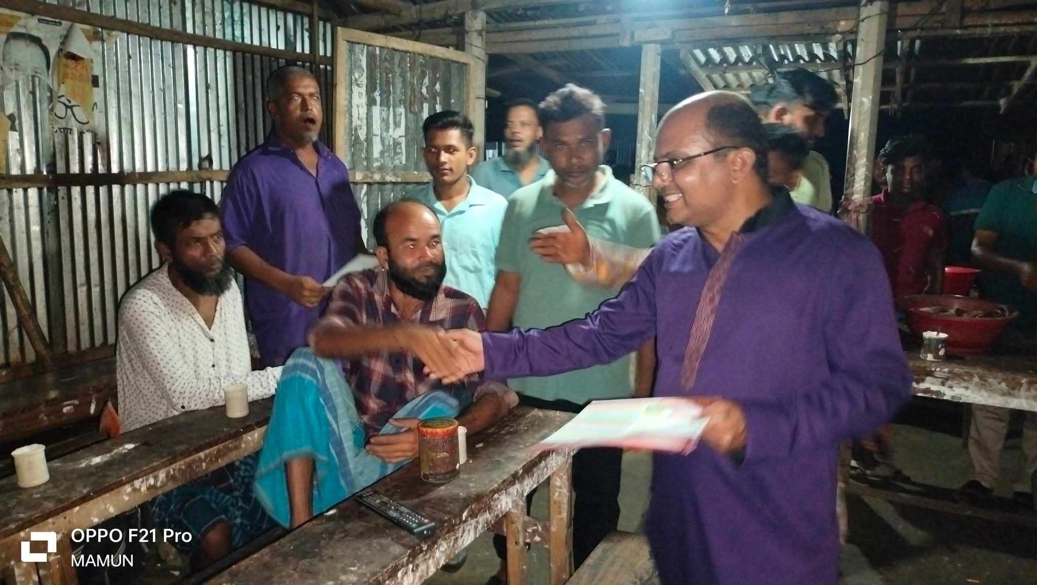 ফুলবাড়ীয়ায় লিফলেট বিতরণ ও জনসংযোগ করেন বিএনপি নেতা করিম সরকার