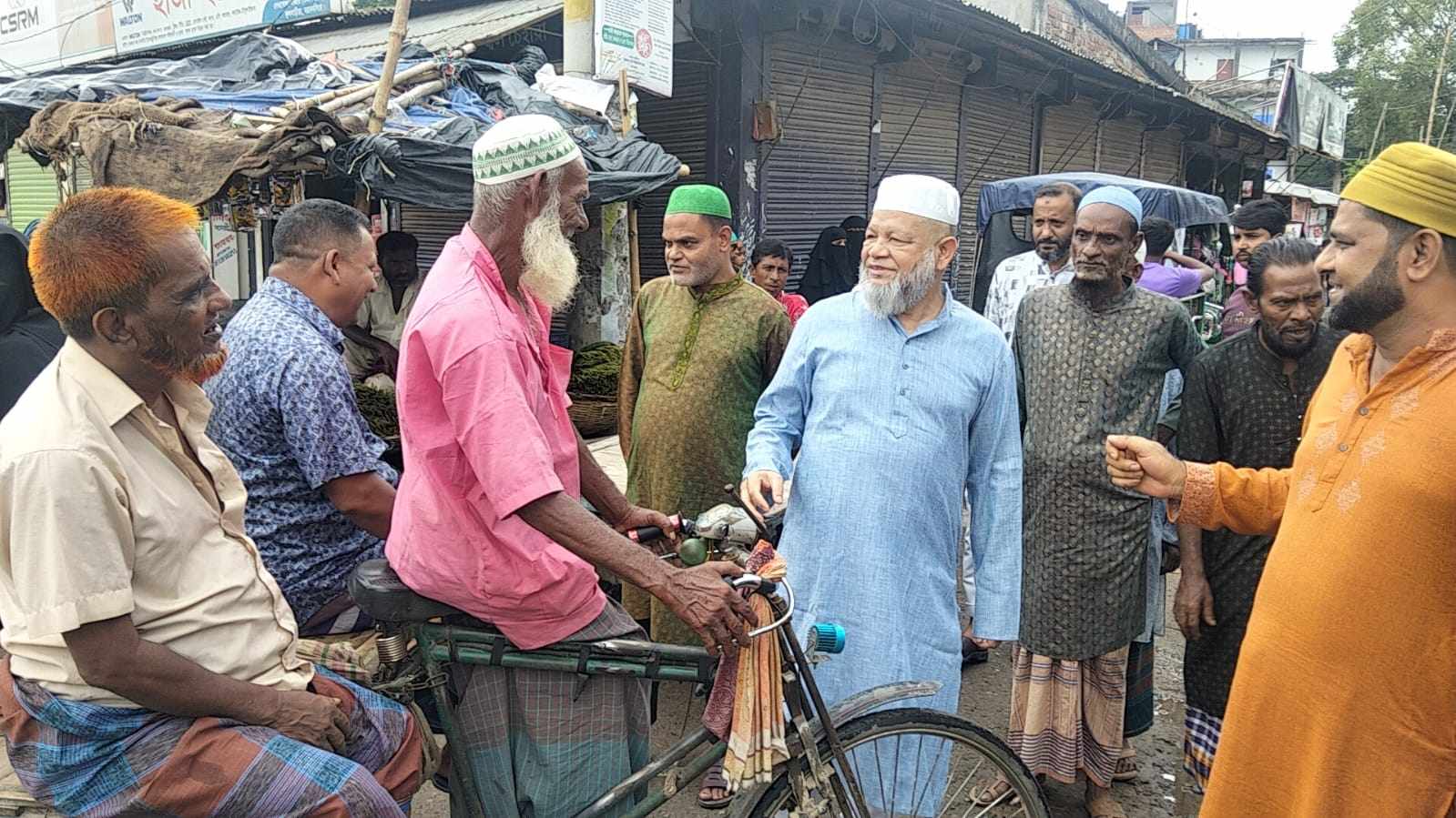 ফুলবাড়ীয়ায় নামাজ শেষে জনসংযোগ করেন ব্রিগেঃ জেনারেল (অবঃ) ডাঃ সাইফুল ইসলাম